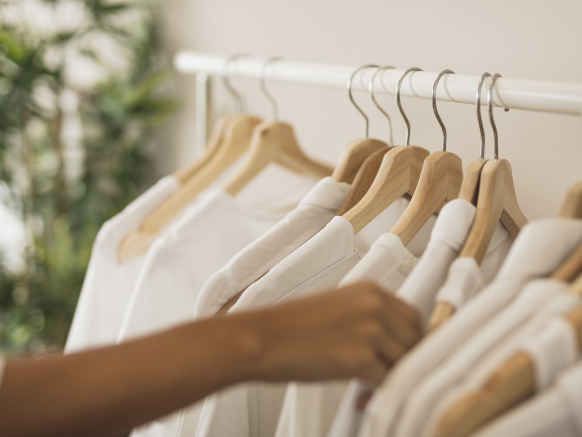 Много белых рубашек на вешалке
