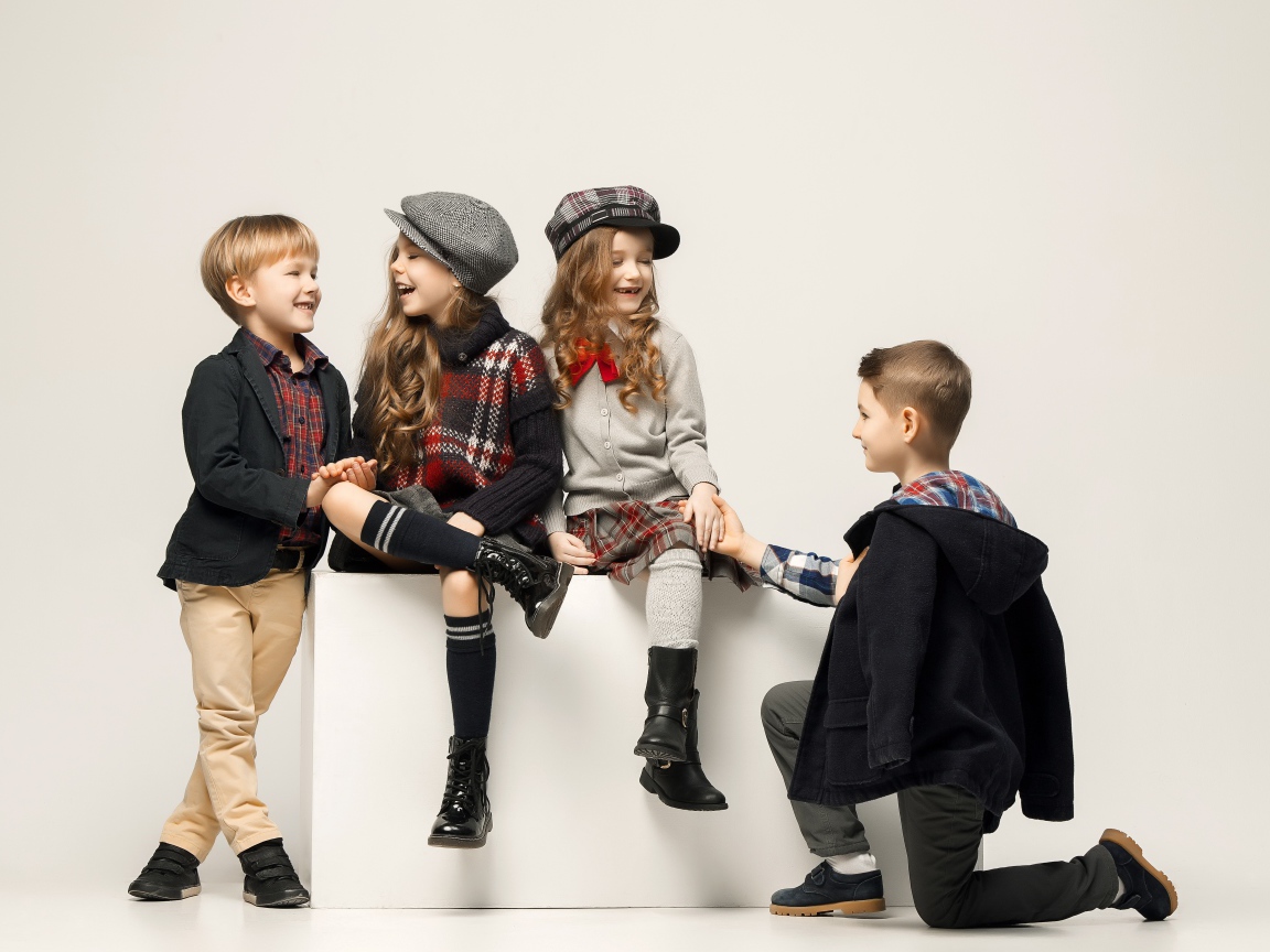 Маленькие стильные дети на сером фоне