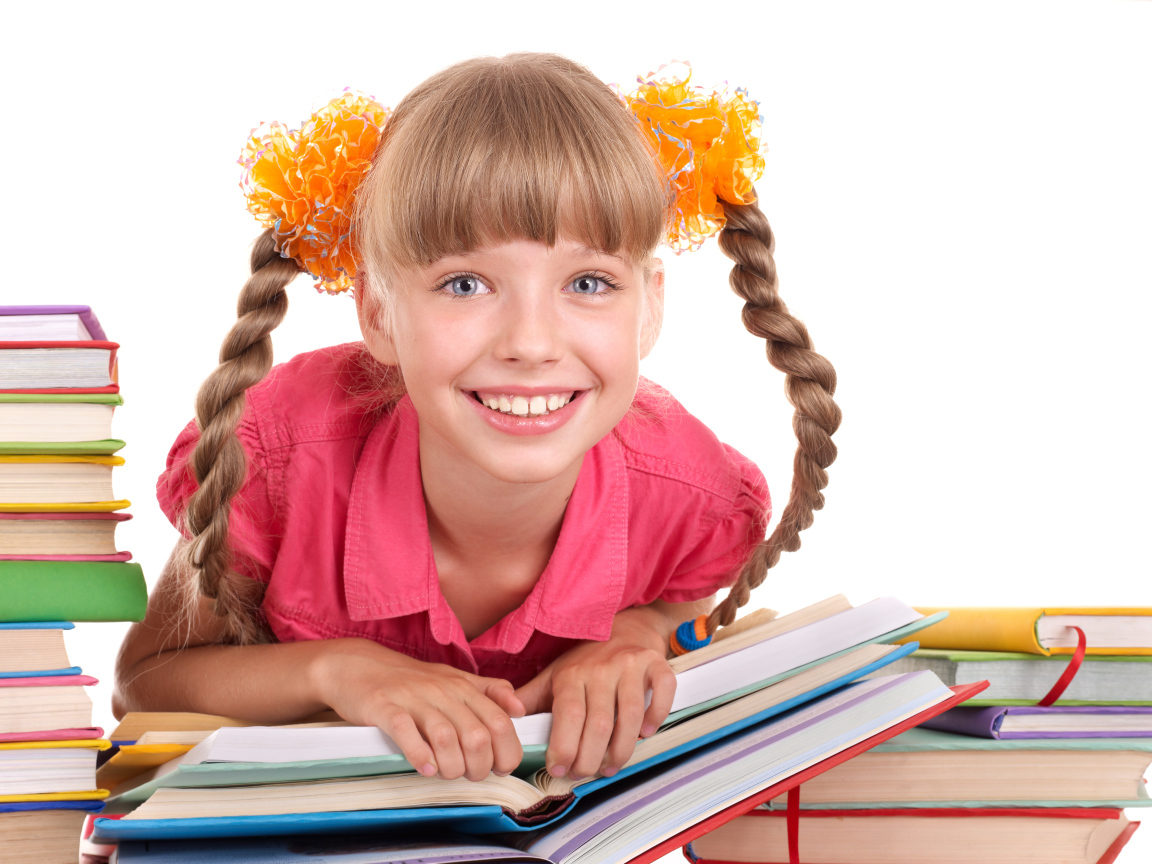 Улыбающаяся девочка с книгами на белом фоне