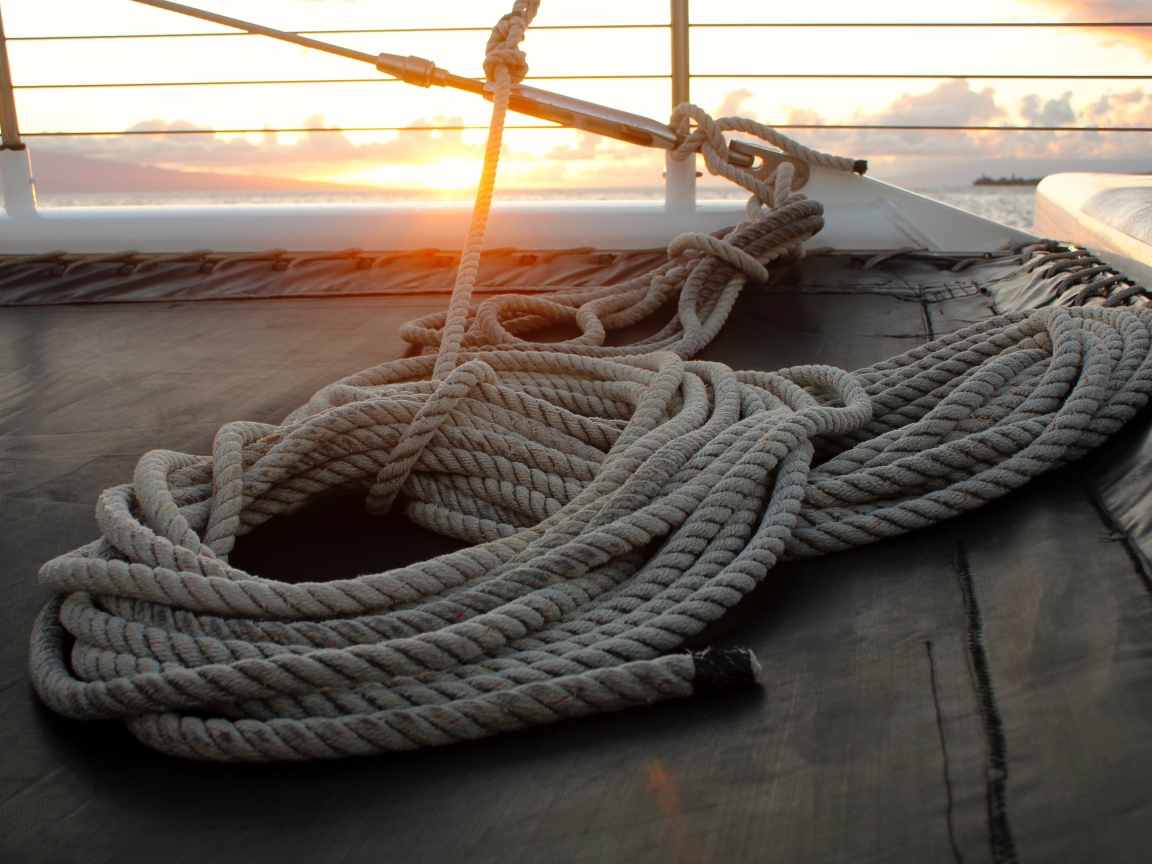 Гарпун с канатом лежит на борту яхты 