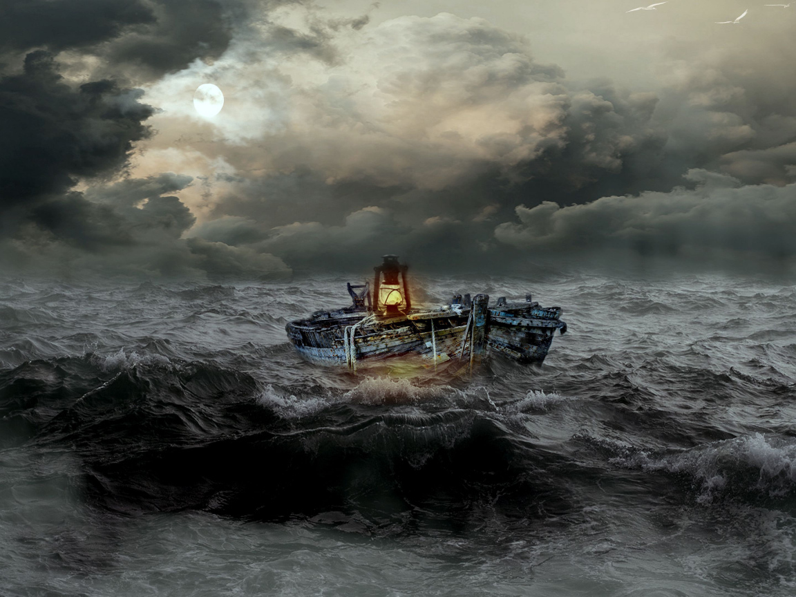 Старая лодка с лампой попала в шторм в море 