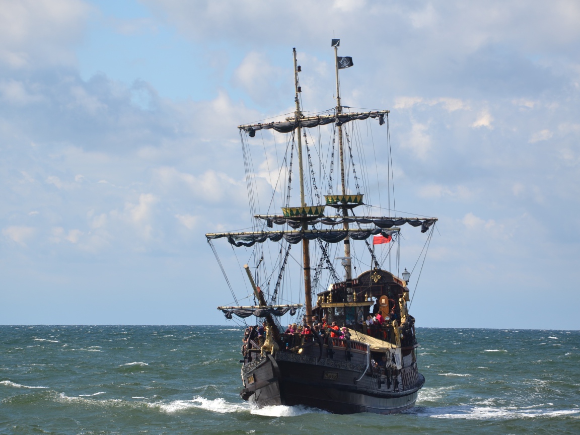 Большой черный пиратский корабль в море