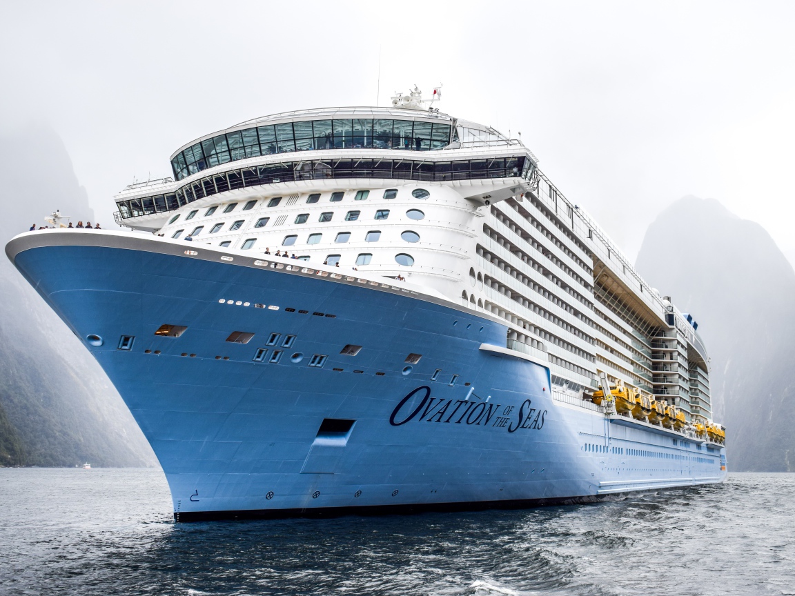 Большой круизный лайнер Ovation of the Seas заплывает в фьорд 