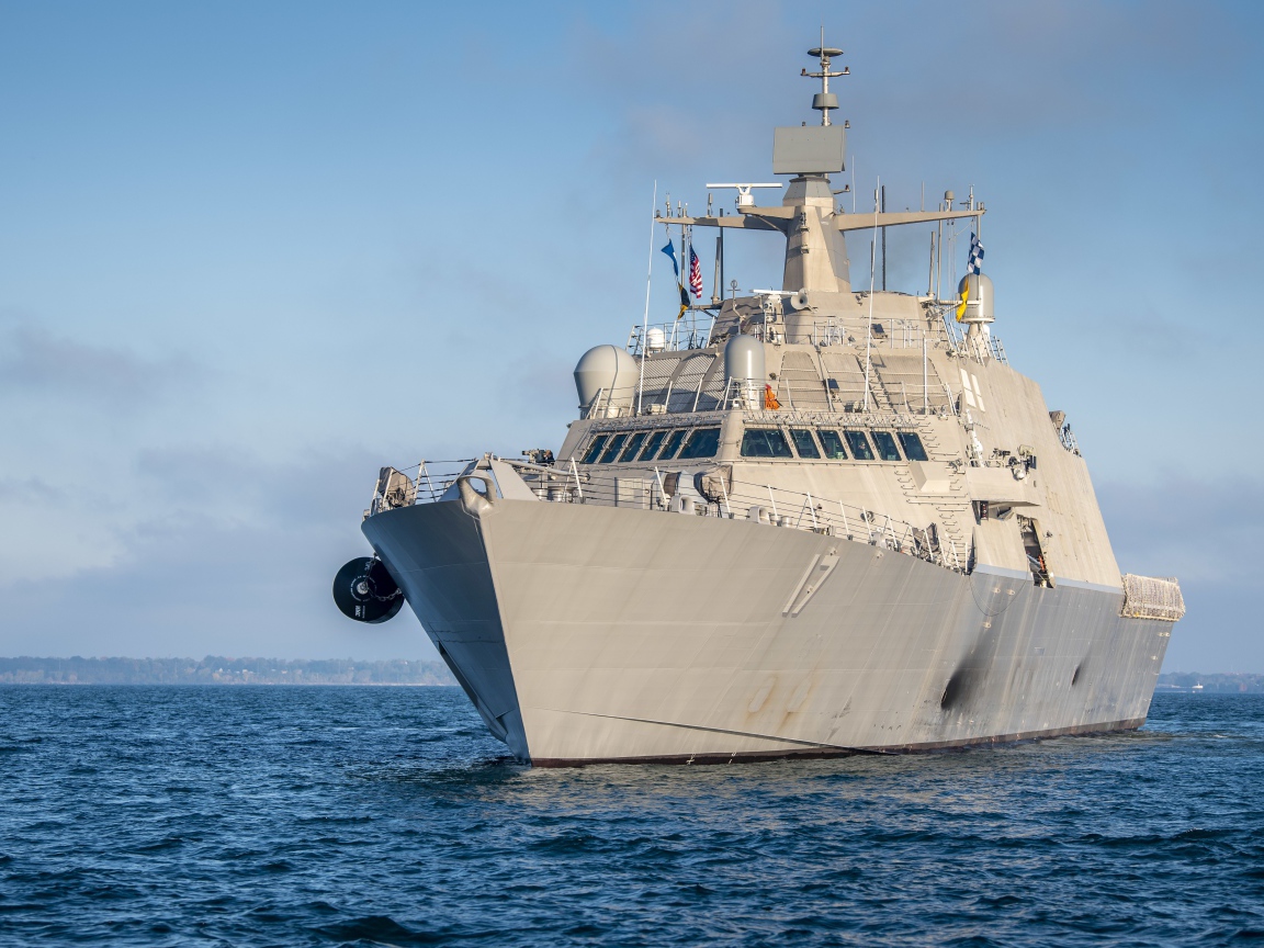 Большой военный корабль USS Indianapolis (LCS-17) в море