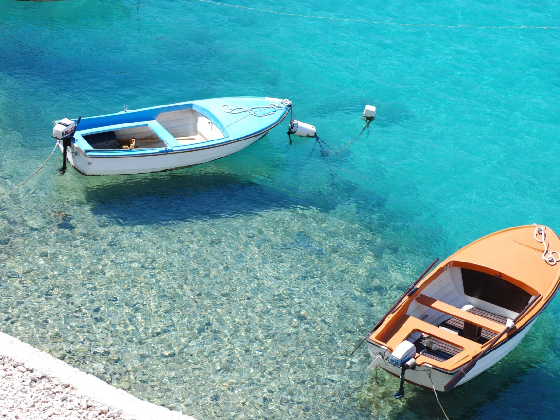 Две лодки на голубой воде океана