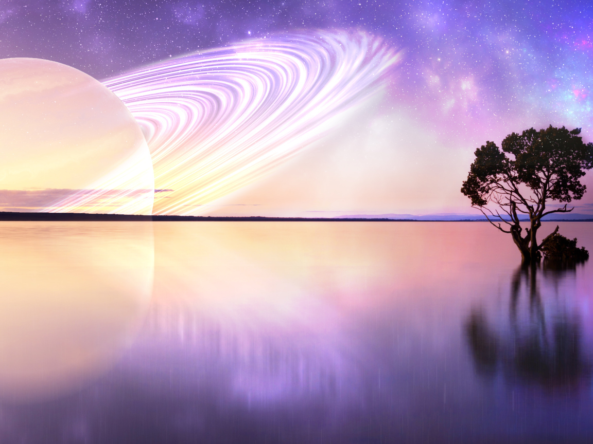 Большая планета Сатурн в небе над озером