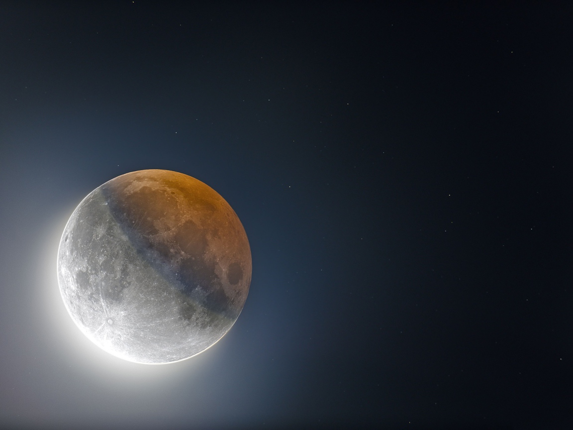 Большая желтая луна в черном небе 