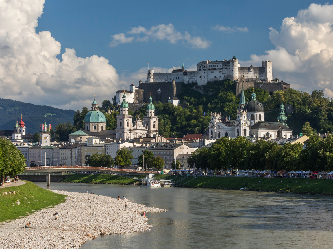 Вид на старинный собор и замок на холме,  Зальцбург. Австрия 