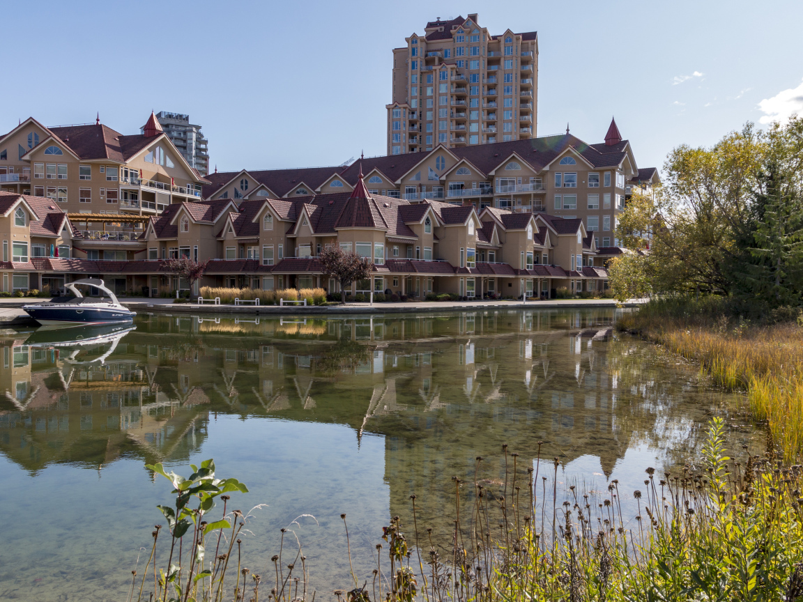 Много домов на берегу озера, Канада 