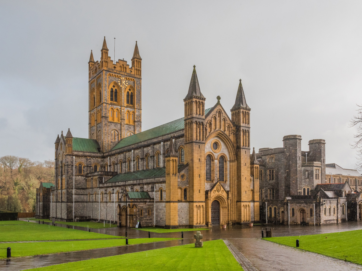 Старинное здание под дождем, Англия 