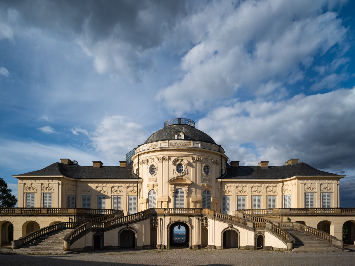 Красивый старый дом под небом с белыми облаками, Германия