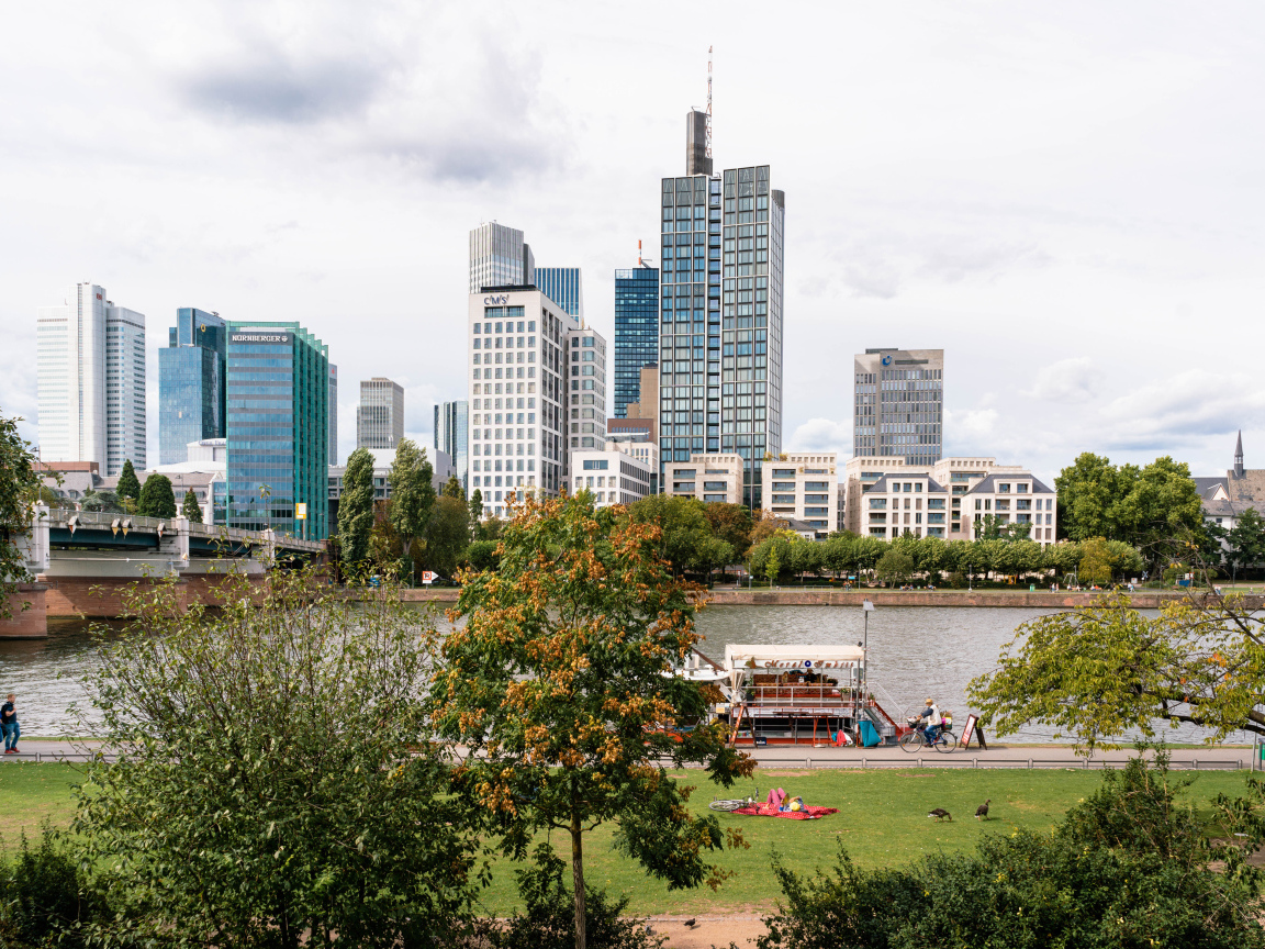 Красивый вид на небоскребы у реки, Германия 