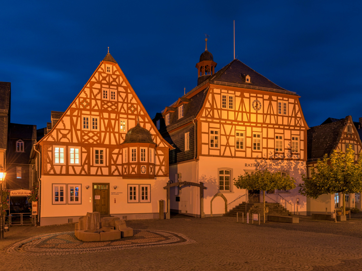 Дома на ночной улице в городе Кирхберг, Германия