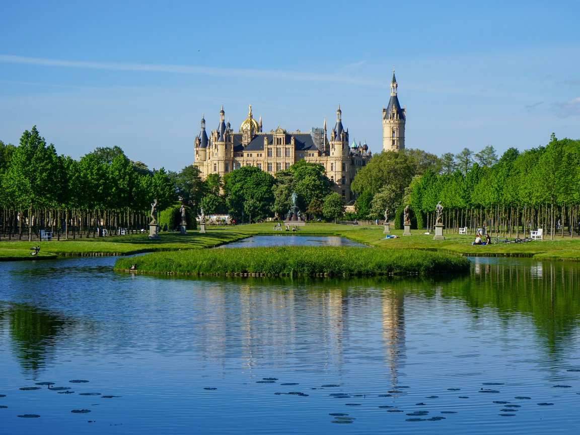 Вид на красивый Шверинский замок у пруда, Германия 