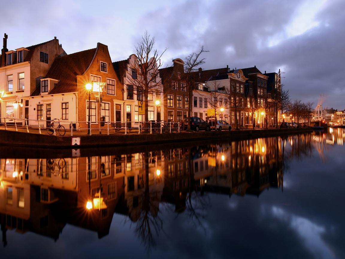 Дома на берегу канала вечером, Нидерланды 
