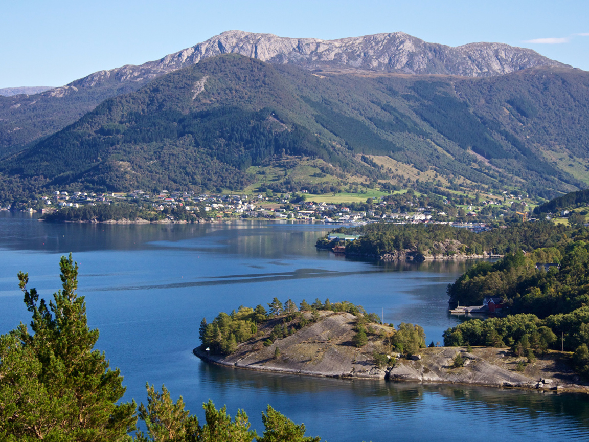 Вид на величественные горы и фьорд, Норвегия