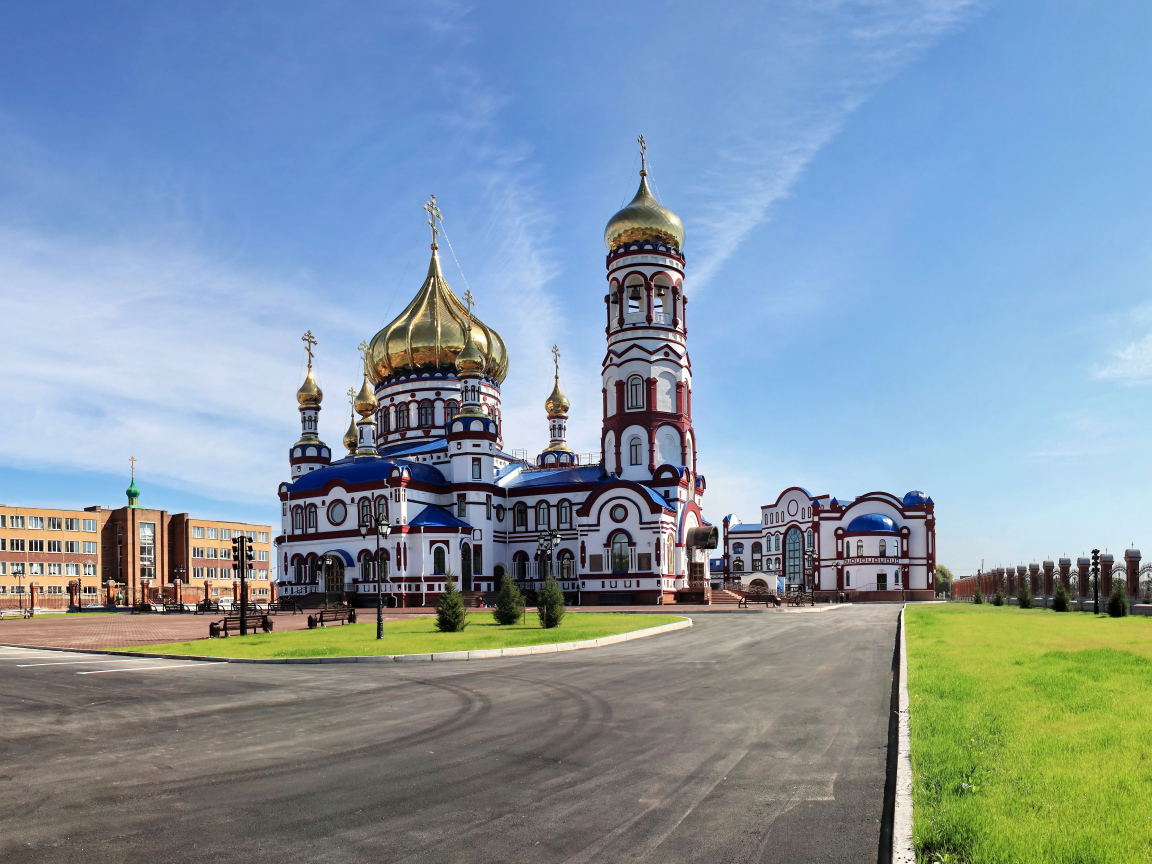 Красивый храм под голубым небом, Россия 