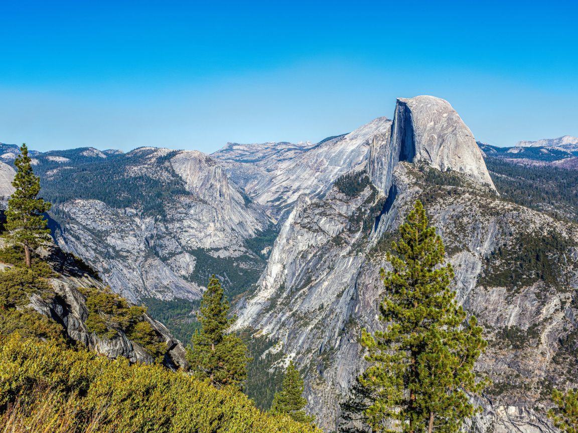 Вид на горный массив в национальном парке Йосемити, Калифорния. США