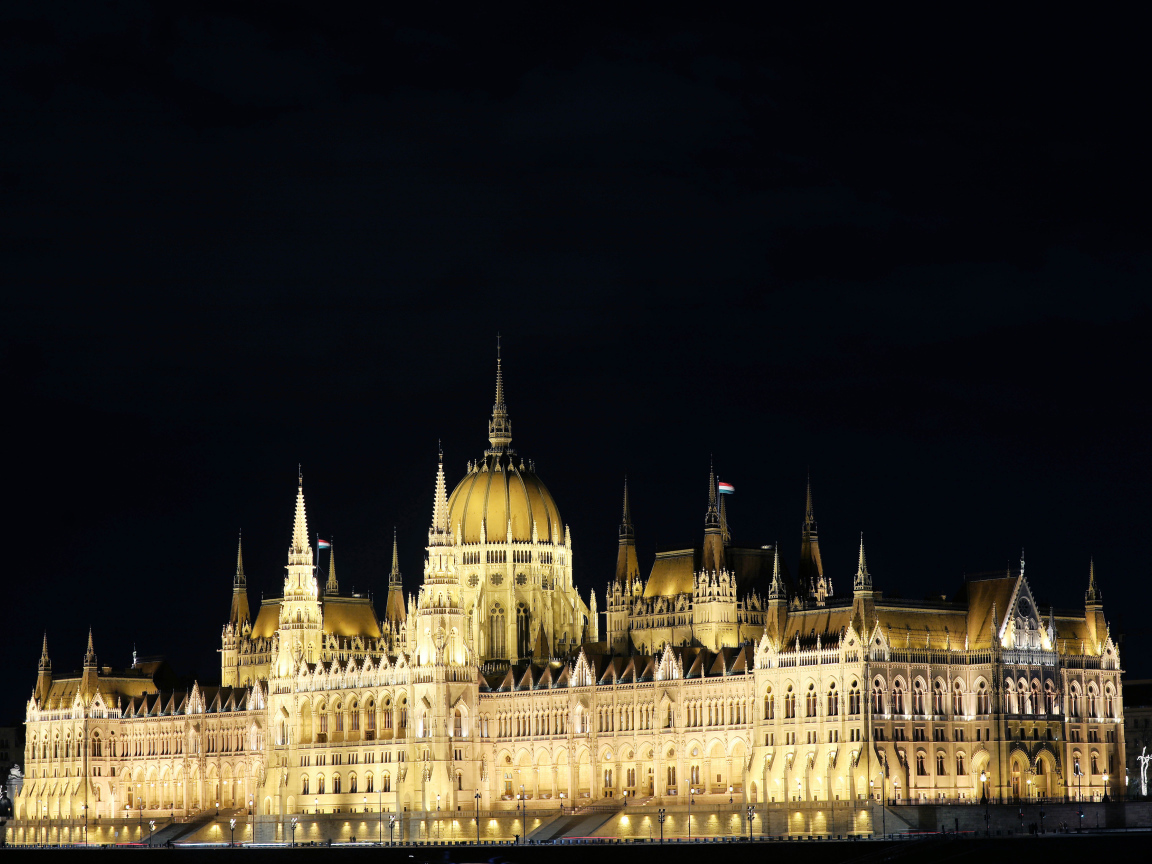 Здание венгерского парламента ночь на черном фоне