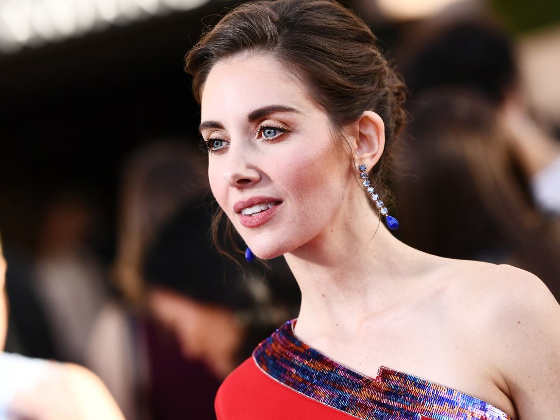 Актриса Элисон Бри в красивом платье