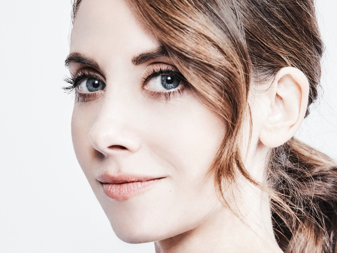 Актриса Элисон Бри лицо крупным планом