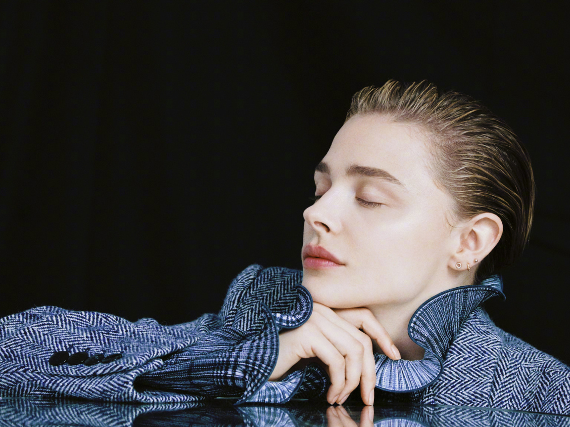 Актриса Хлоя Грейс Морец с закрытыми глазами