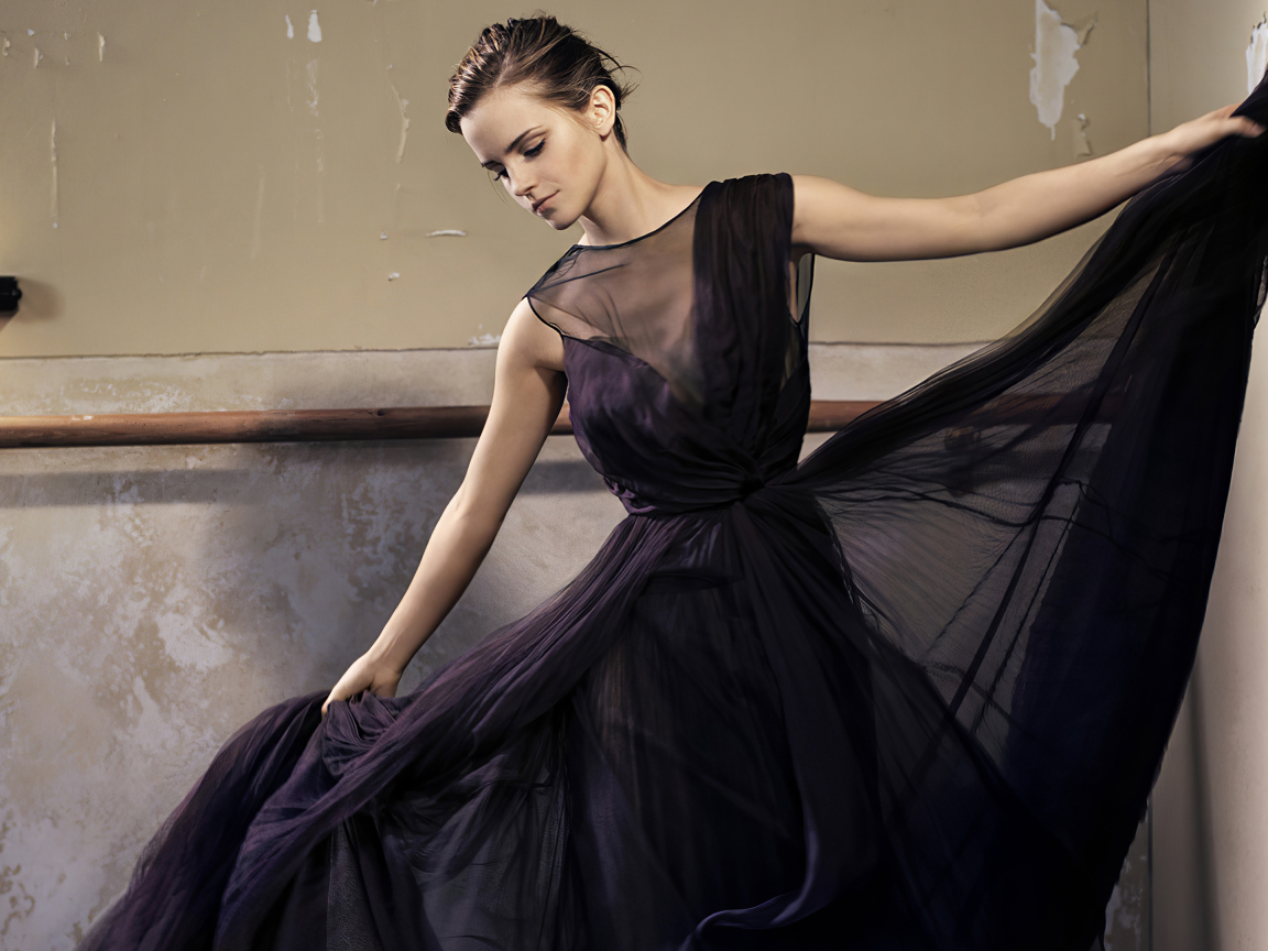 Актриса Эмма Уотсон в красивом черном платье в зале