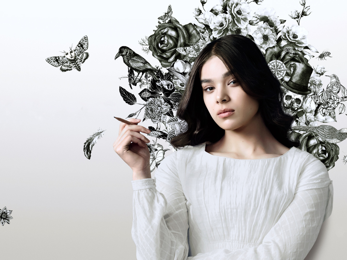 Актриса Хейли Стейнфилд на фоне рисунка на стене