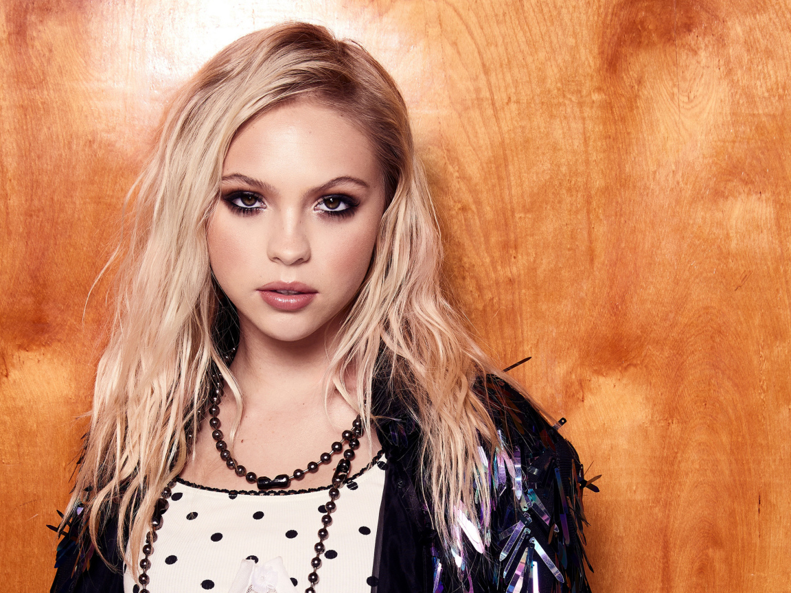 Актриса Джордин Джонс на фоне деревянной стены