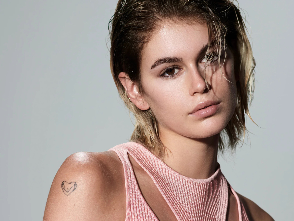 Актриса Кайя Гербер с татуировкой плече