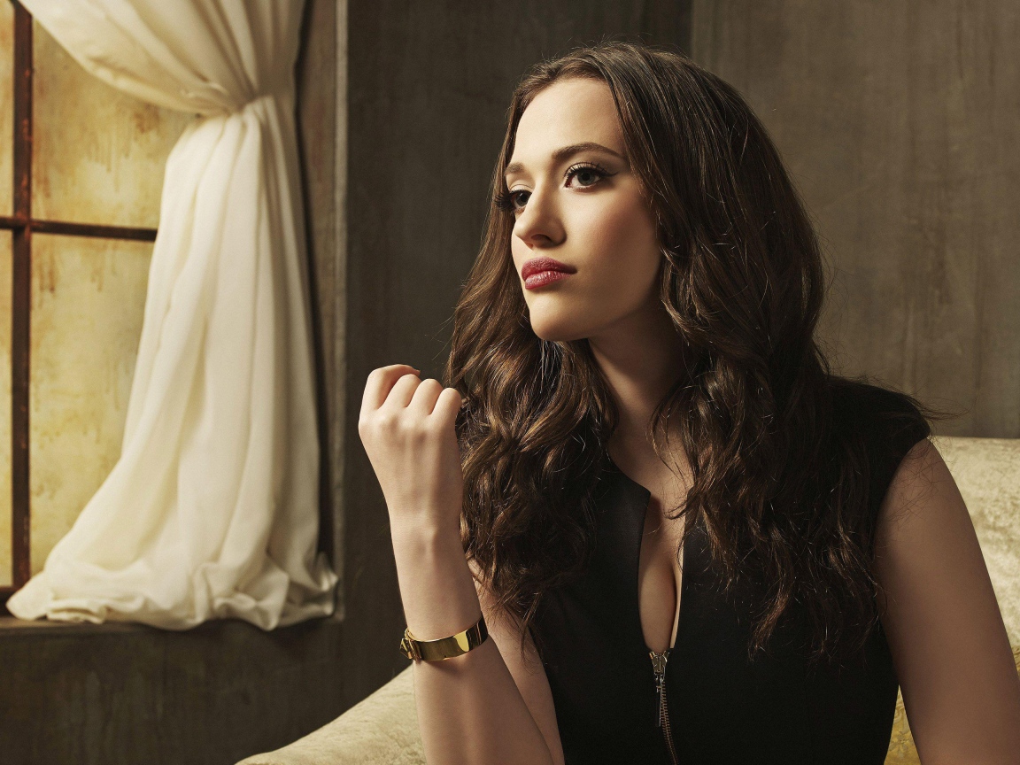 Актриса Кэт Деннингс в черном наряде в кресле