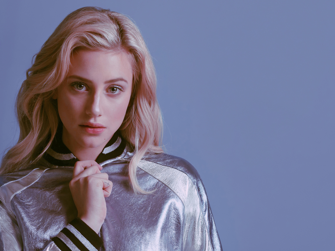 Актриса Лили Рейнхарт на сером фоне