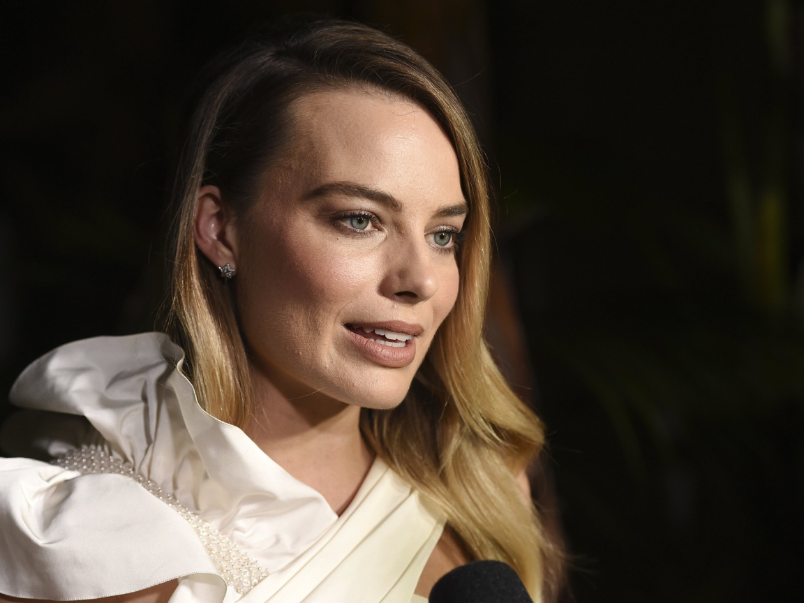 Актриса Марго Робби дает интервью 