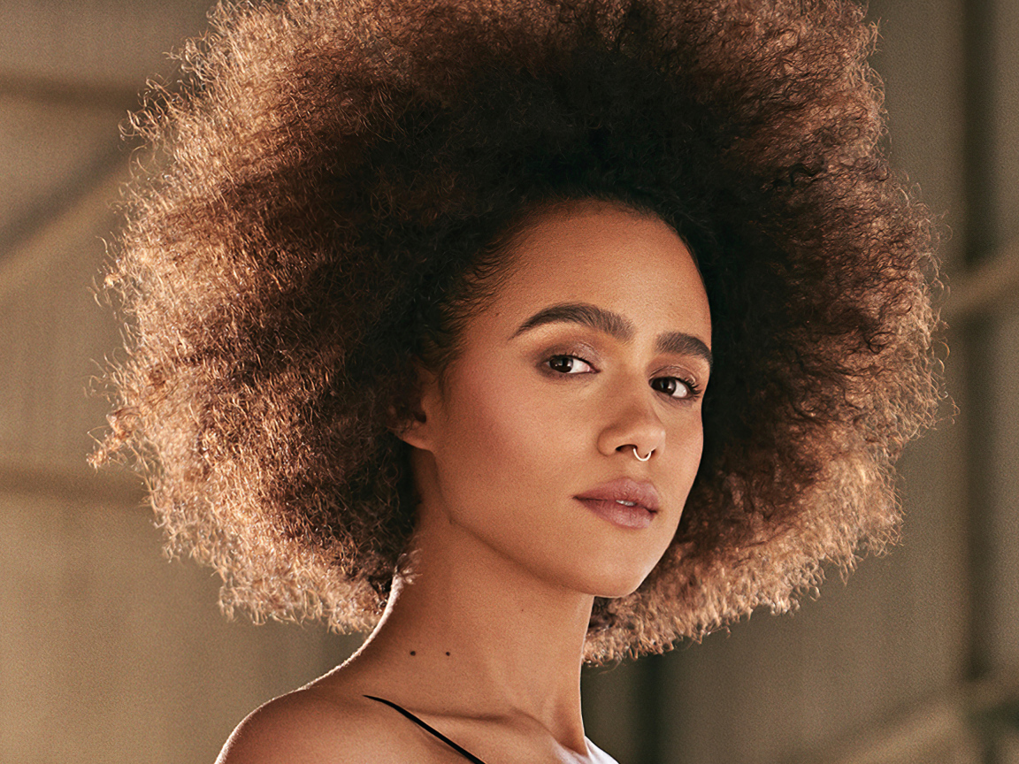 Актриса Натали Эммануэль с прической