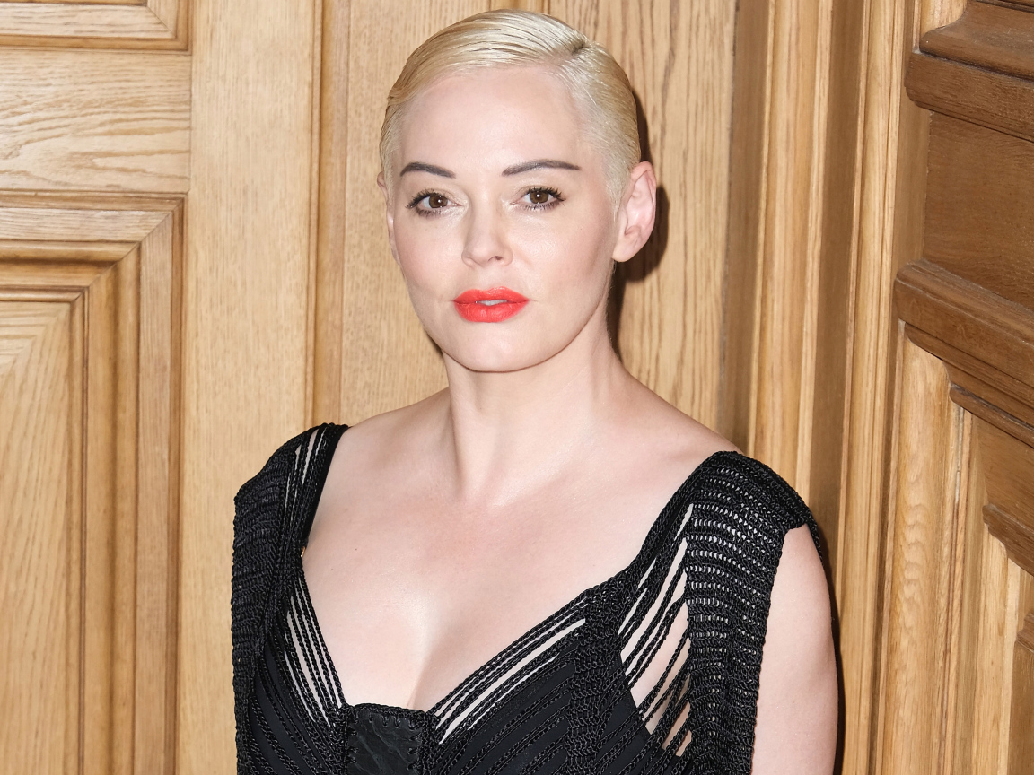 Актриса Роуз Макгоуэн с короткой стрижкой 