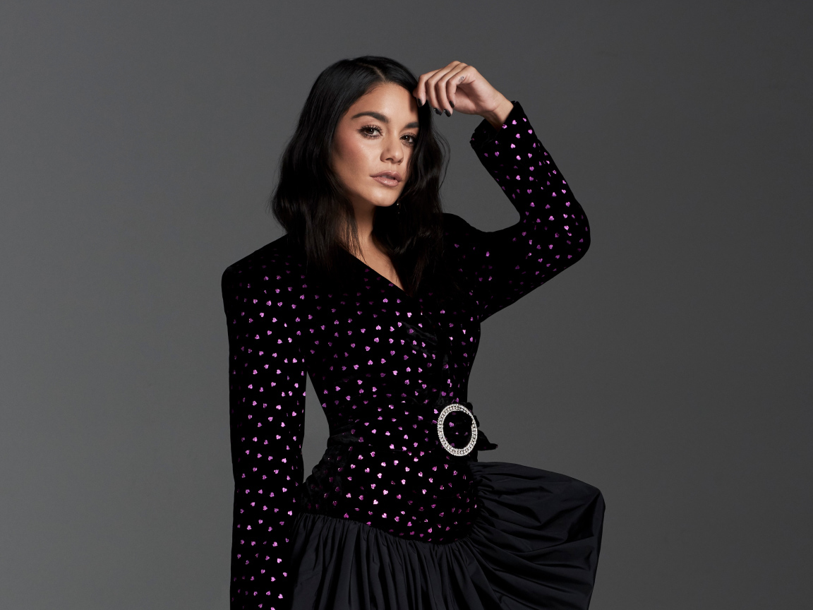 Актриса Ванесса Хадженс в костюме на сером фоне