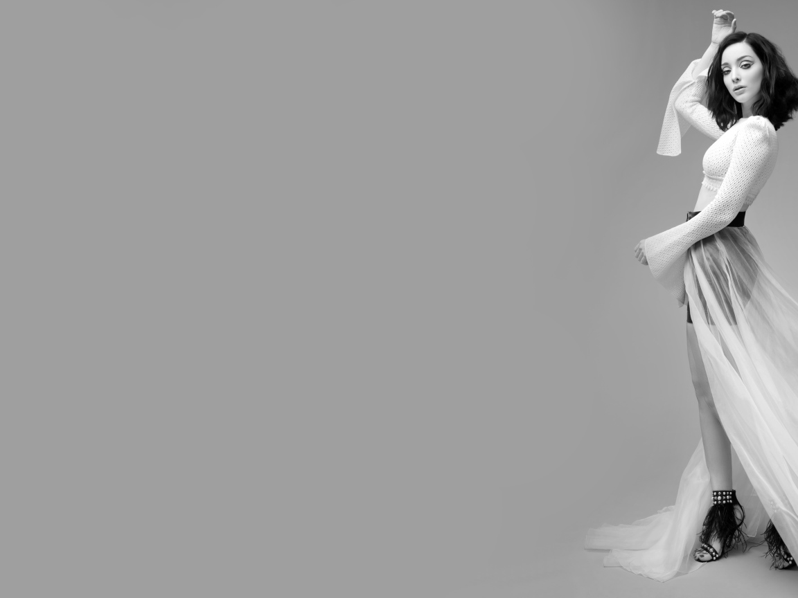 Американская актриса Эмма Дюмон в белом платье на сером фоне