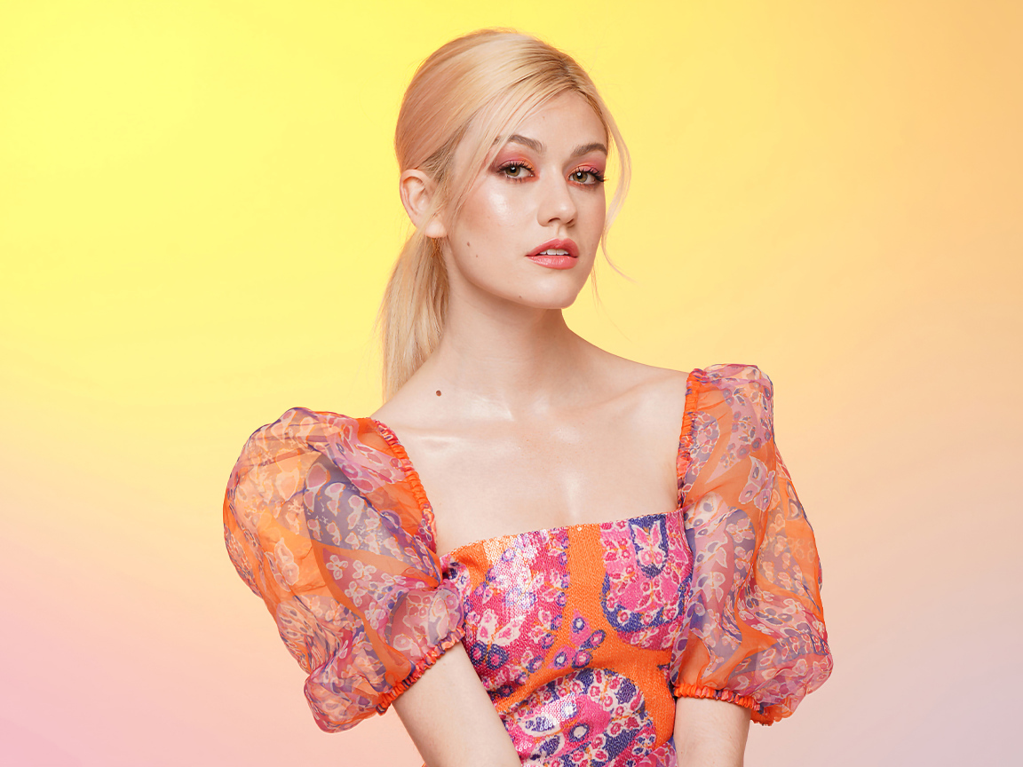 Американская актриса Кэтрин Макнамара в платье