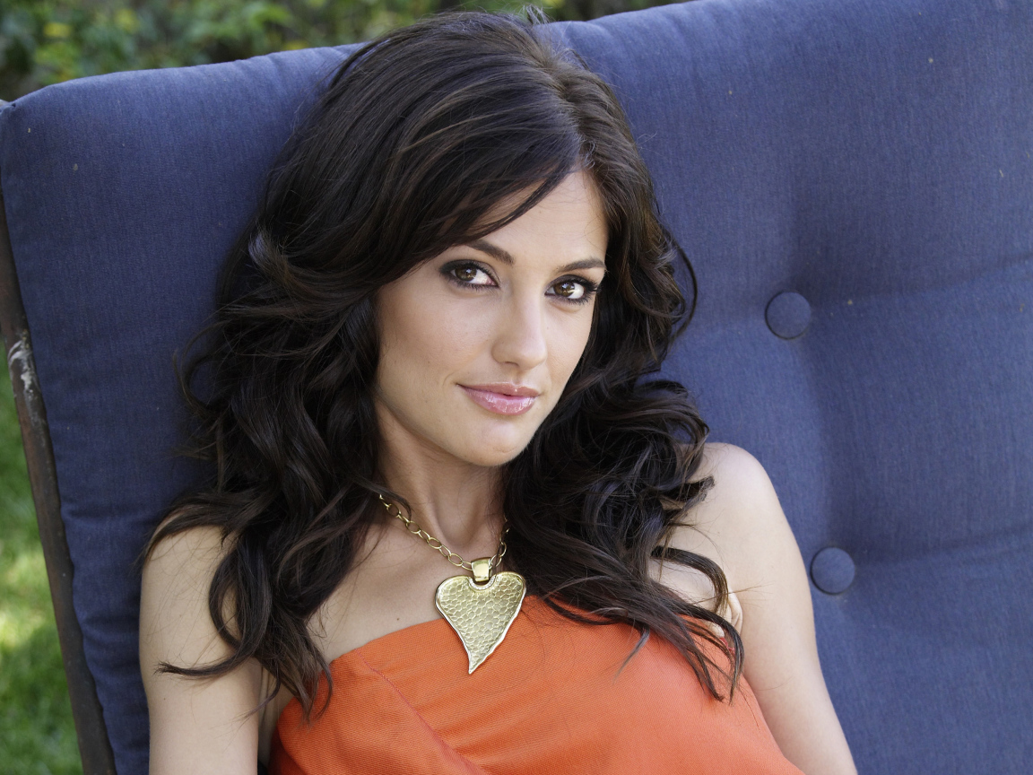 Американская актриса Минка Келли с украшением на шее