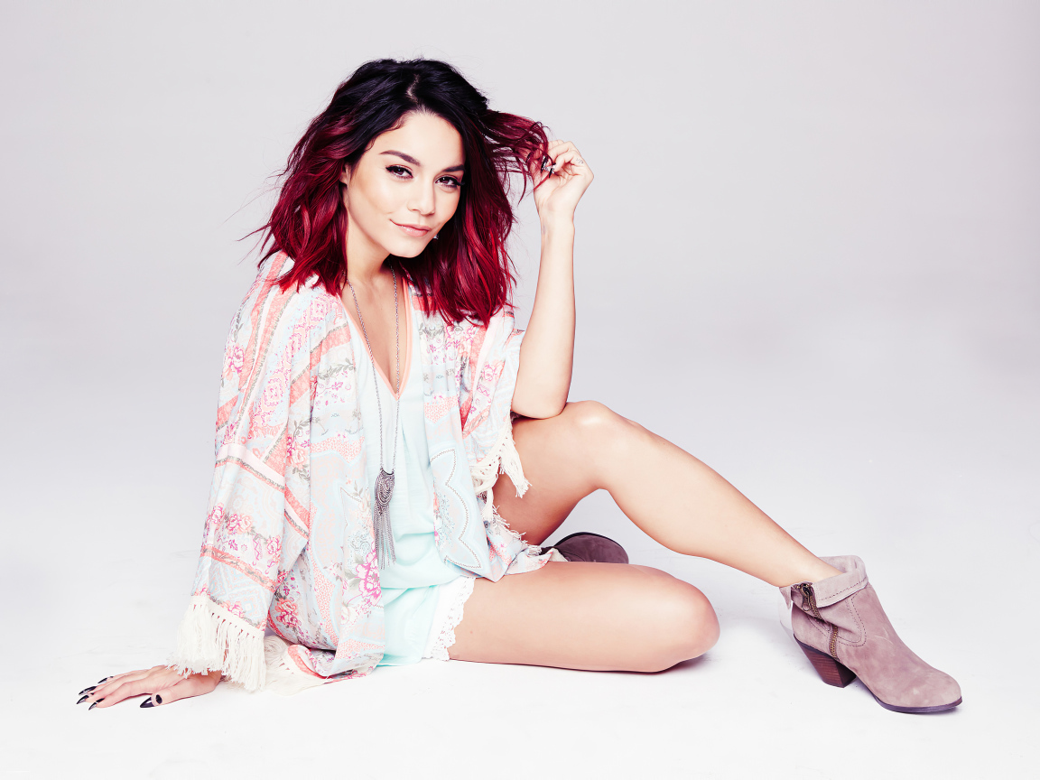 Американская актриса Ванесса Хадженс на сером фоне