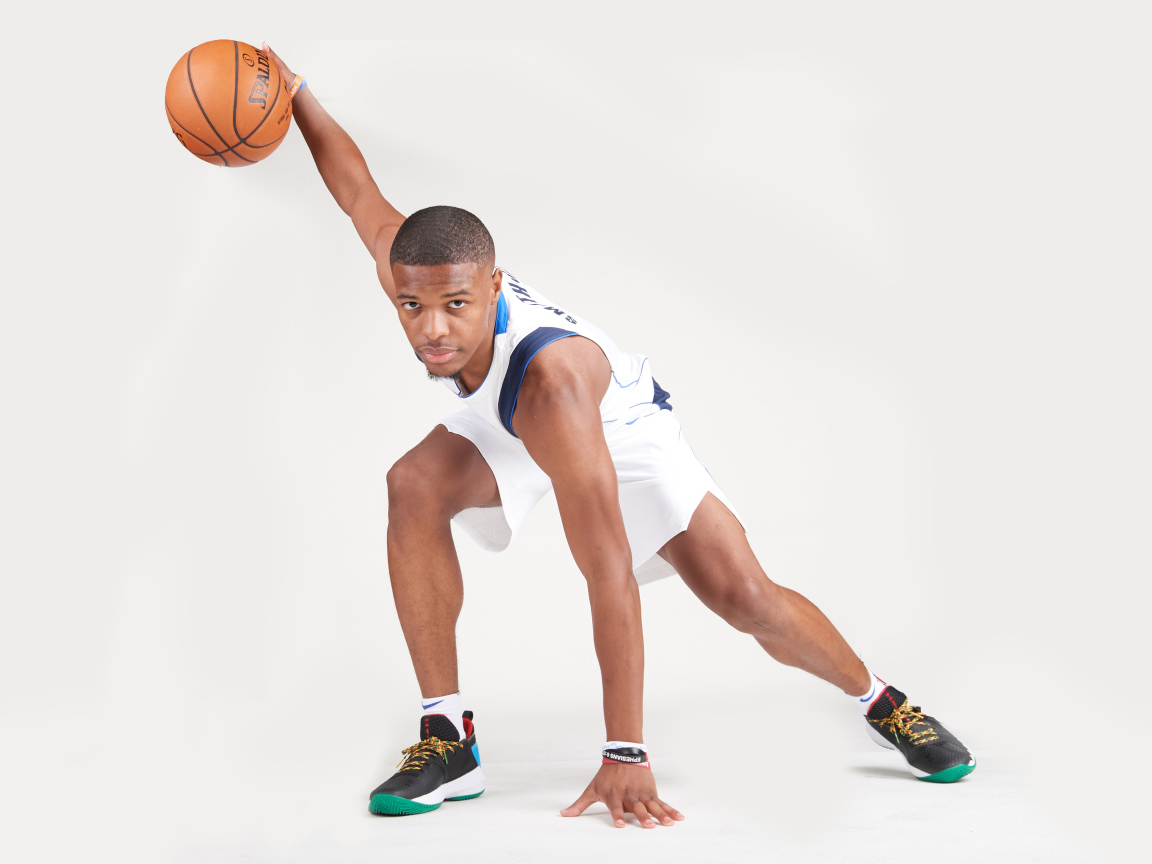 Американский баскетболист Деннис Смит с мячом