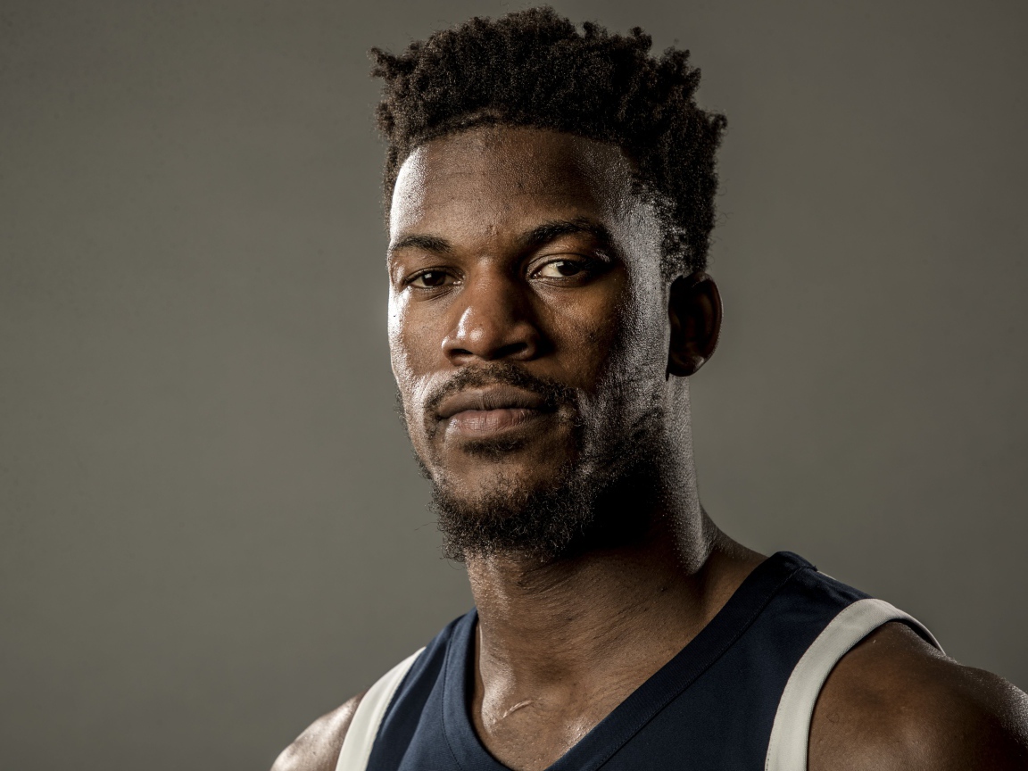 Американский баскетболист Джимми Батлер на сером фоне