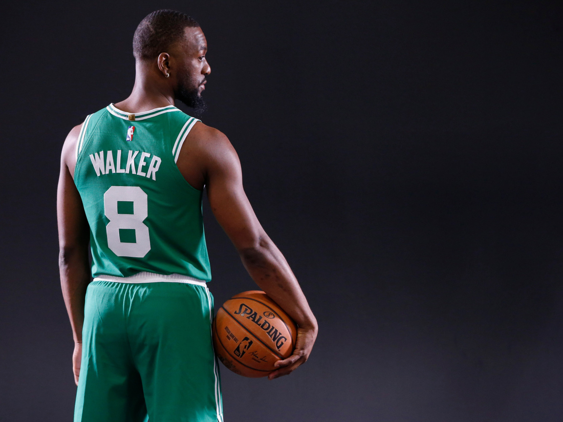 Американский баскетболист Кемба Уокер в форме с мячом