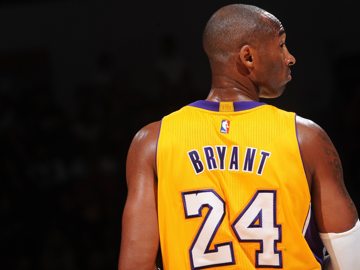 Американский баскетболист Коби Брайант вид сзади