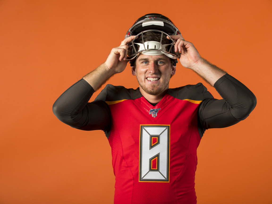 Защитник американского футбола Джош Маккоун в шлеме