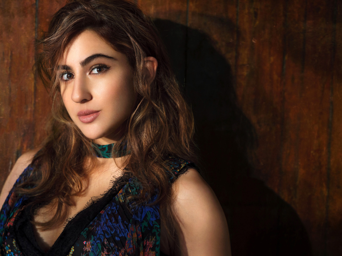 Красивая актриса болливуда Сара Али Хан  