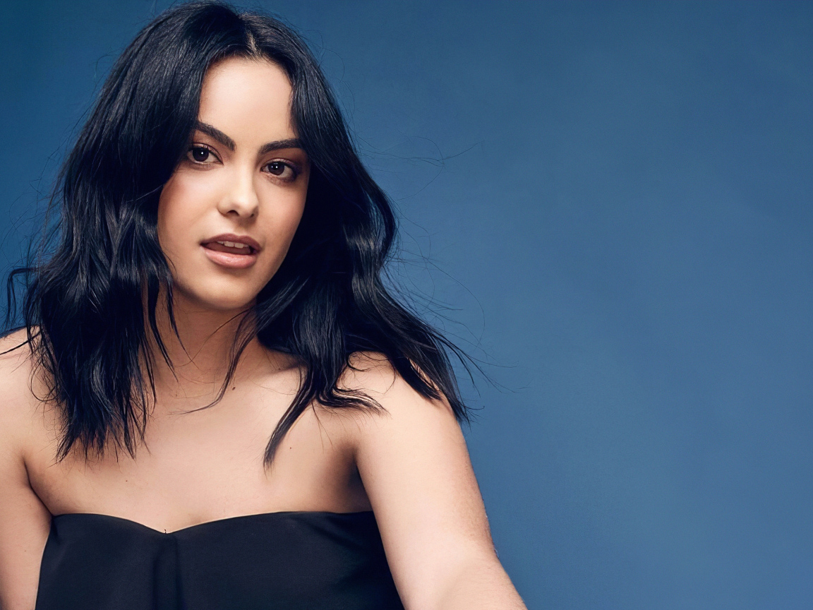 Красивая актриса Камила Мендес на синем фоне