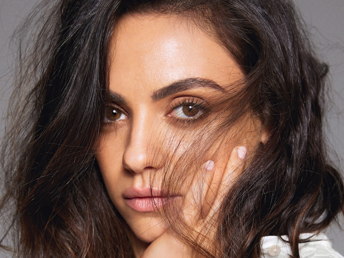 Красивая актриса Мила Кунис лицо крупным планом