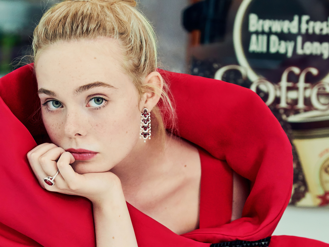 Красивая девушка, актриса Эль Фаннинг в красном наряде