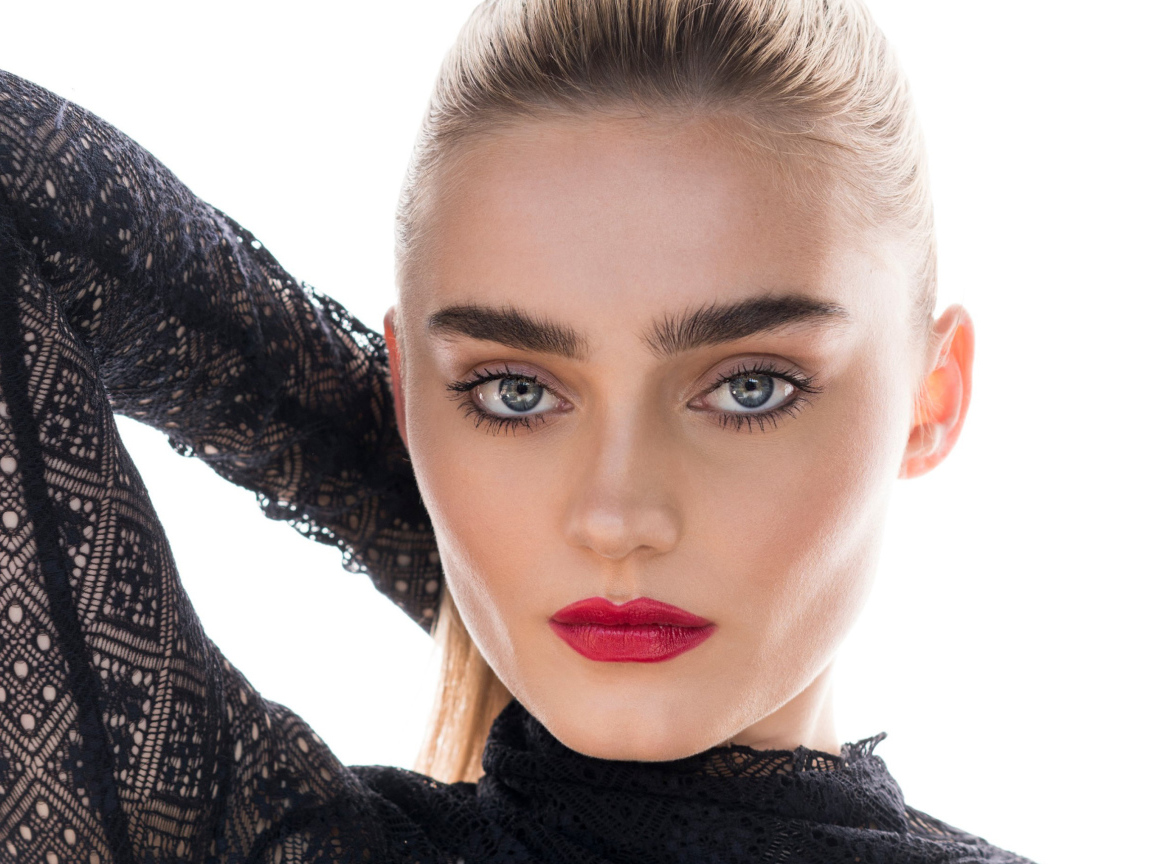 Красивая девушка, актриса Мэг Доннелли на белом фоне